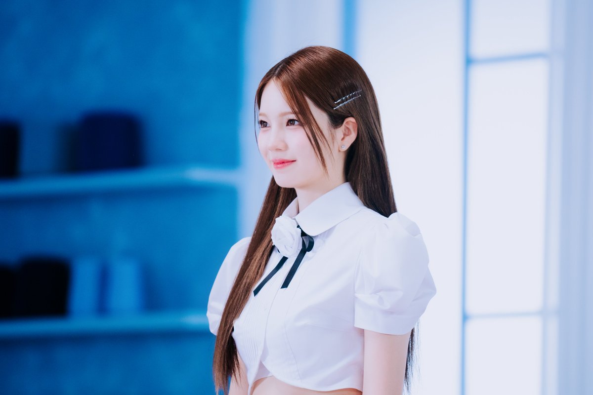 Behind-the-scenes cut of NiziU
