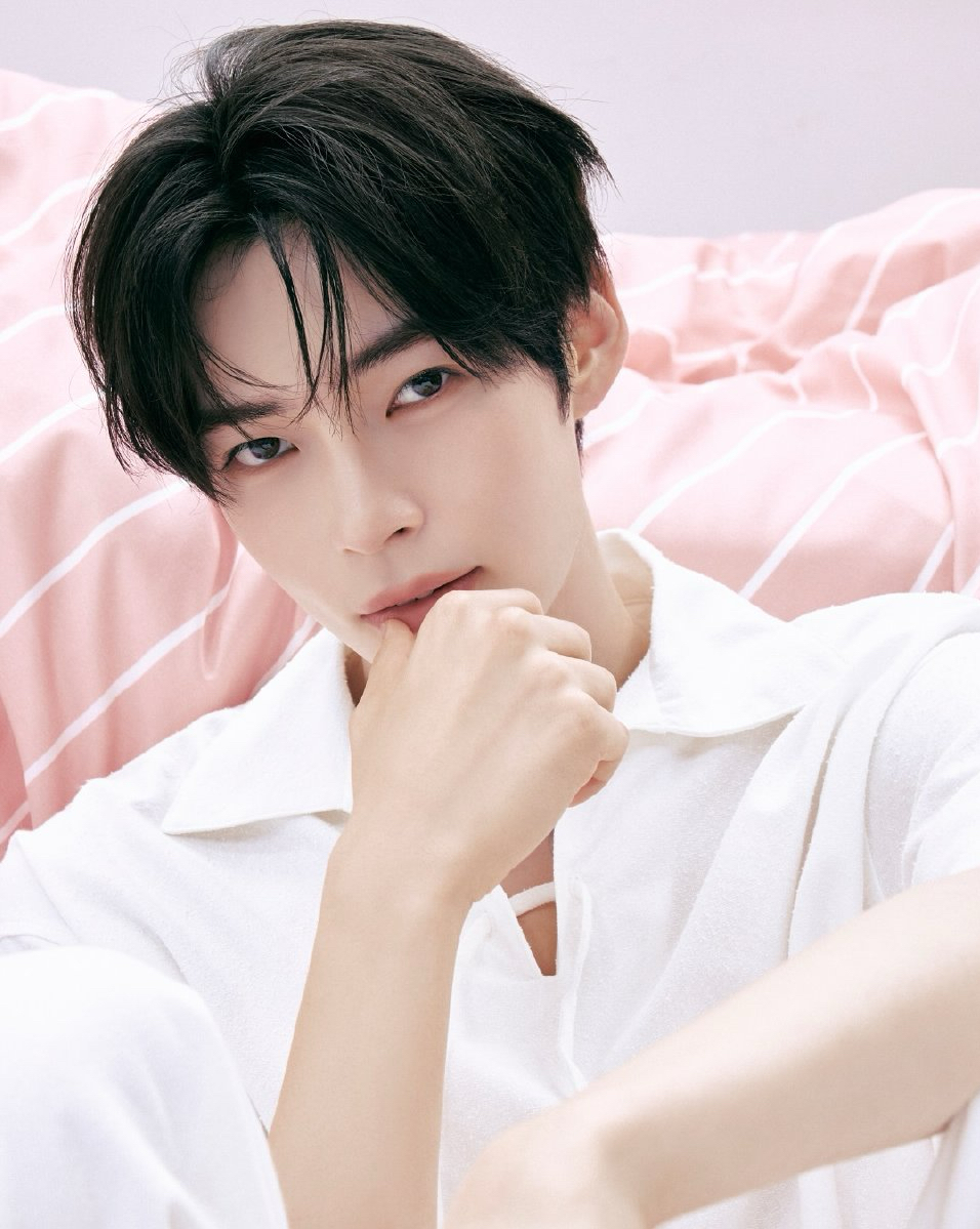 성한빈 (제로베이스원)의 최신 사진