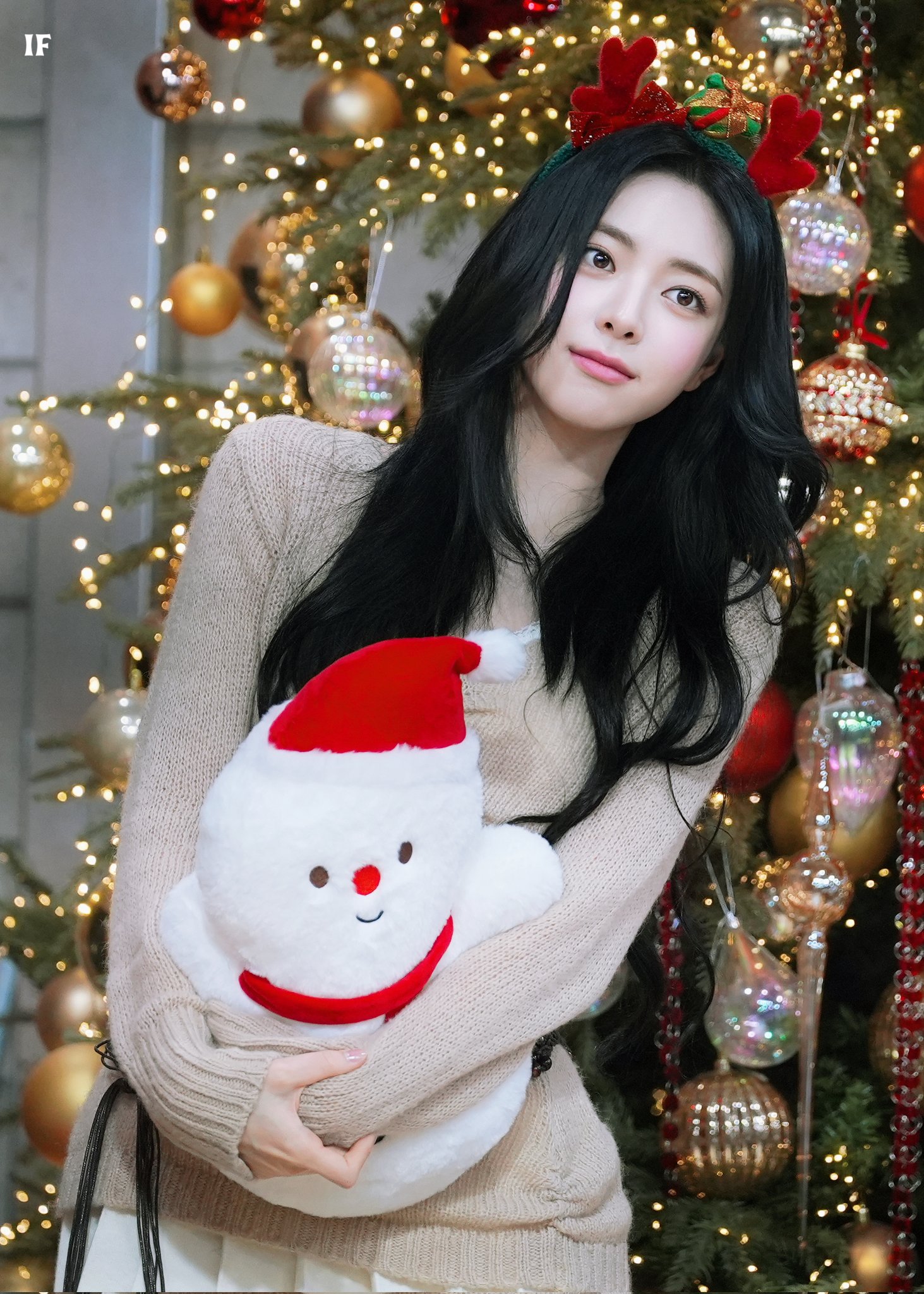 Recent activity shot of Yuna (ITZY)