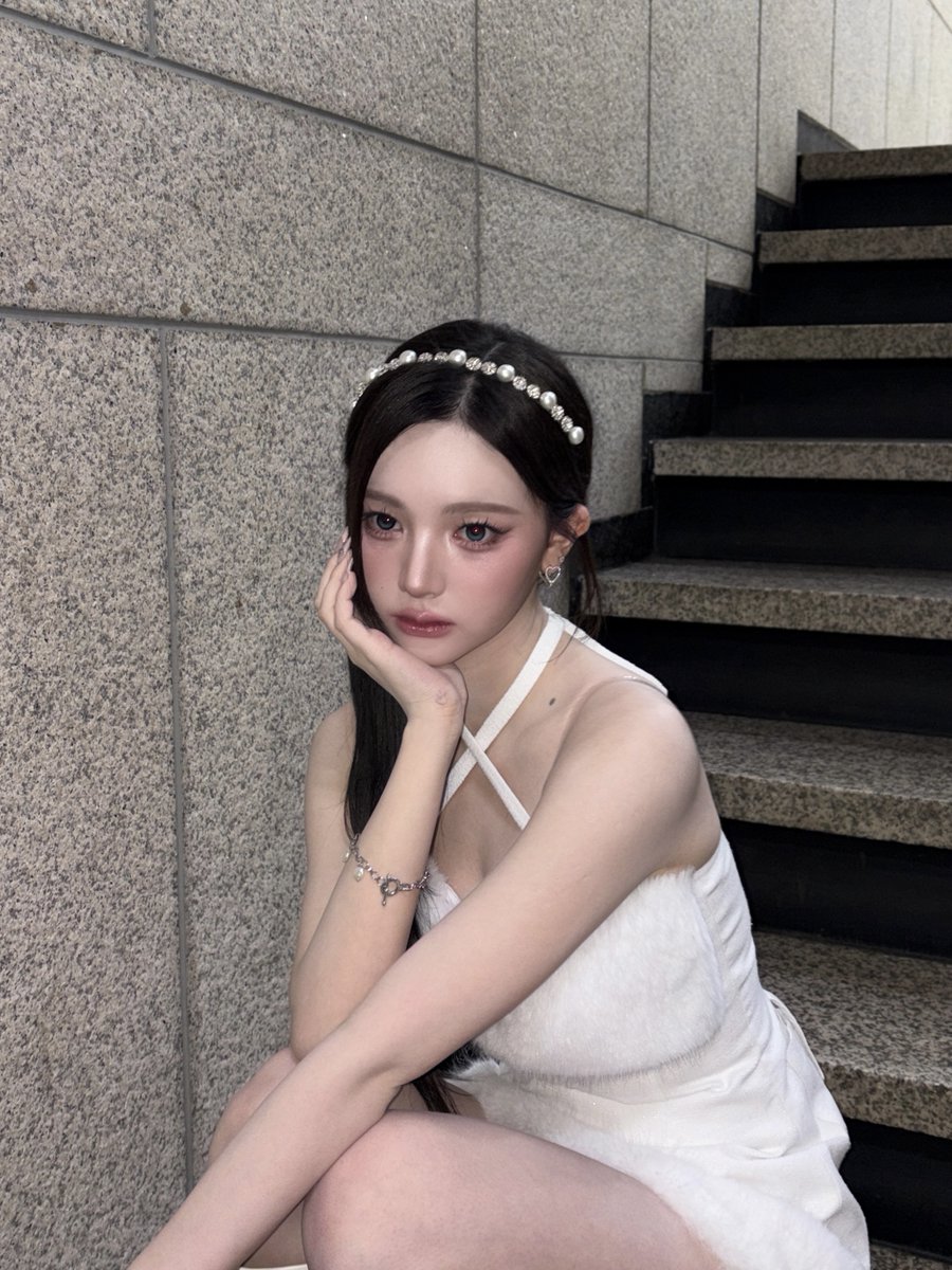 Behind-the-scenes cut of tripleS