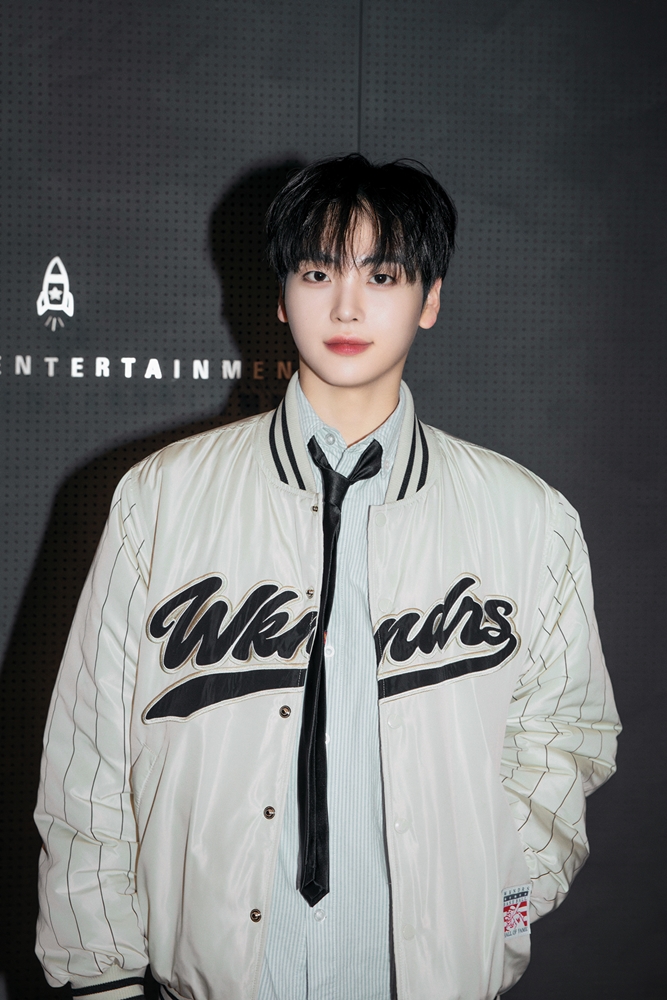 Recent activity shot of Hyeongjun (CRAVITY)