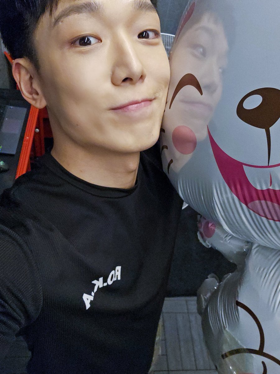 Behind-the-scenes cut of iKON