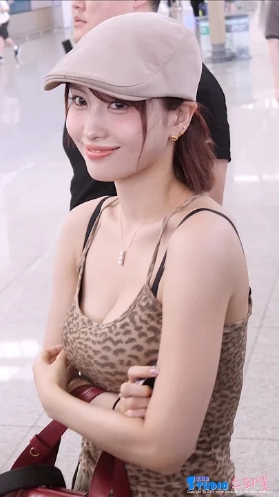 Fan-made special wallpaper for Momo (TWICE)