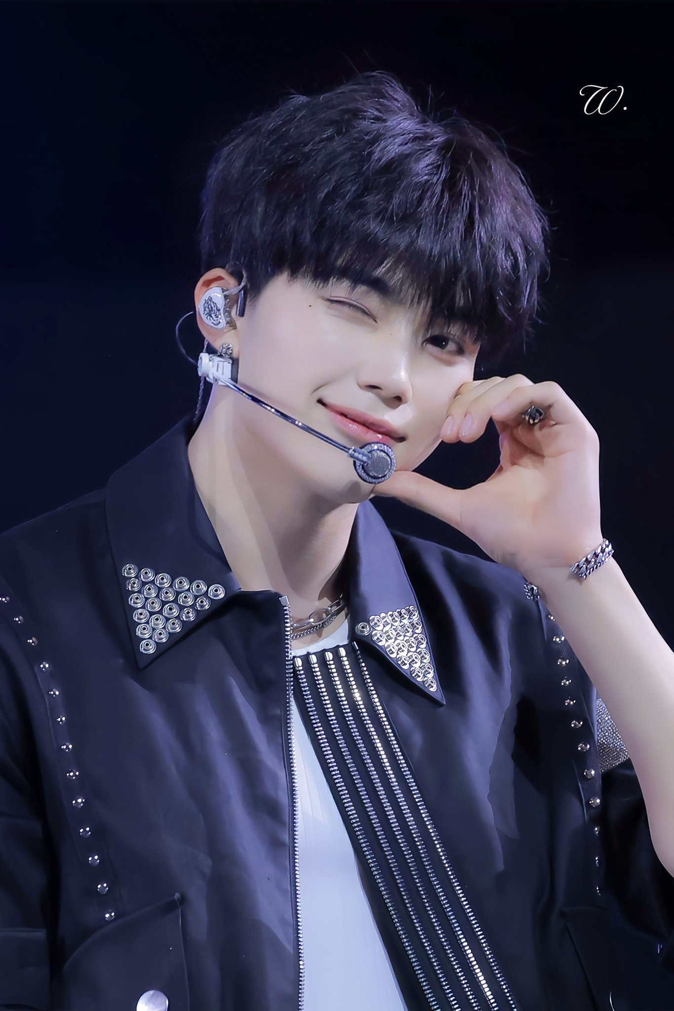 A moment captured by Park Gunwook (ZEROBASEONE)'s fan