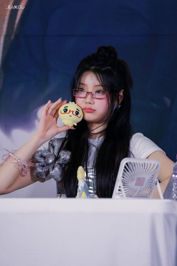 Behind-the-scenes cut of Wonhee (ILLIT)