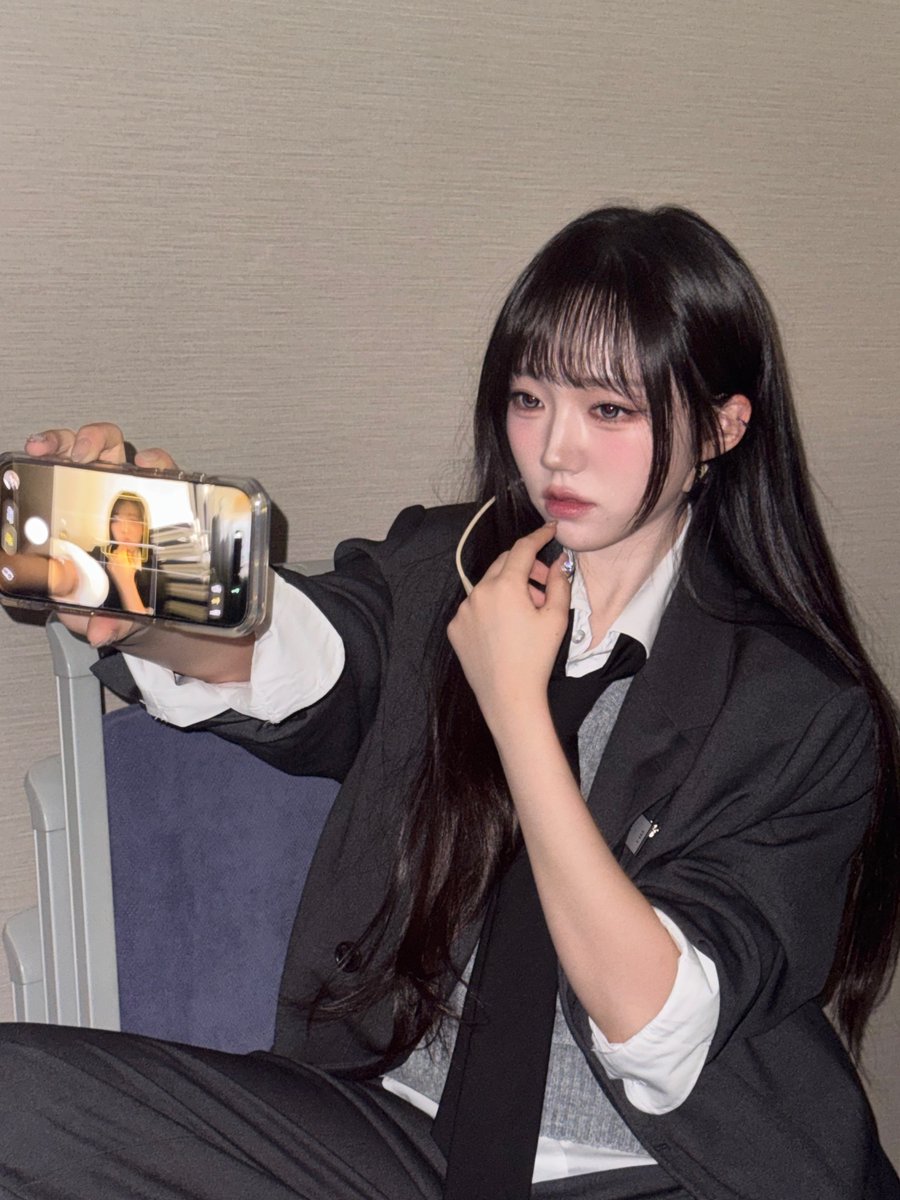 Behind-the-scenes cut of tripleS