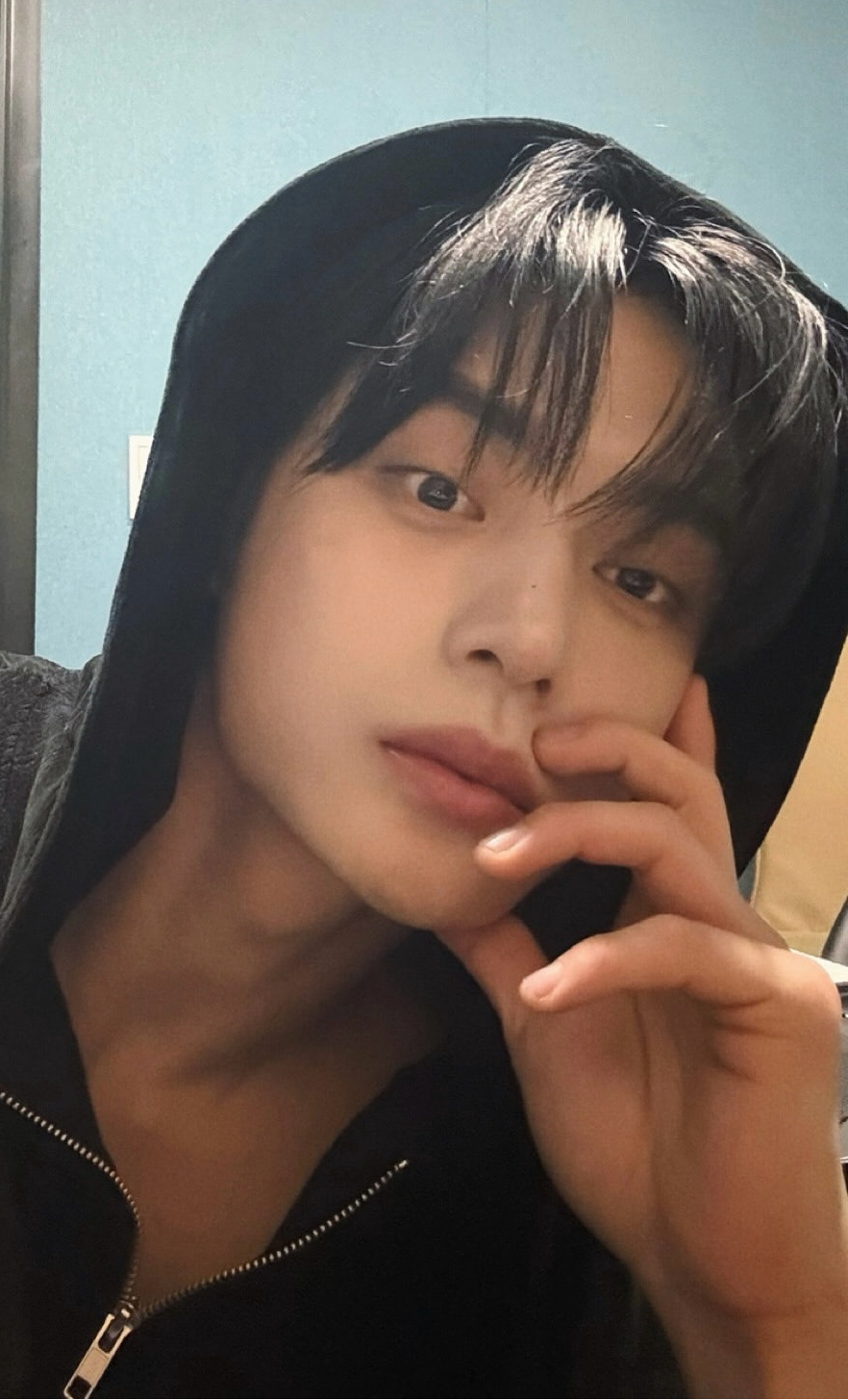Behind-the-scenes cut of Kim Jiwoong (ZEROBASEONE)
