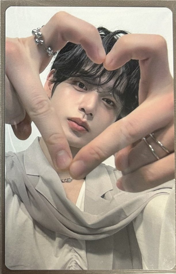 Behind-the-scenes cut of Kim Jiwoong (ZEROBASEONE)