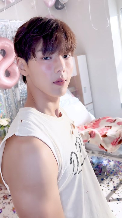 Behind-the-scenes cut of Shownu (MONSTA X)