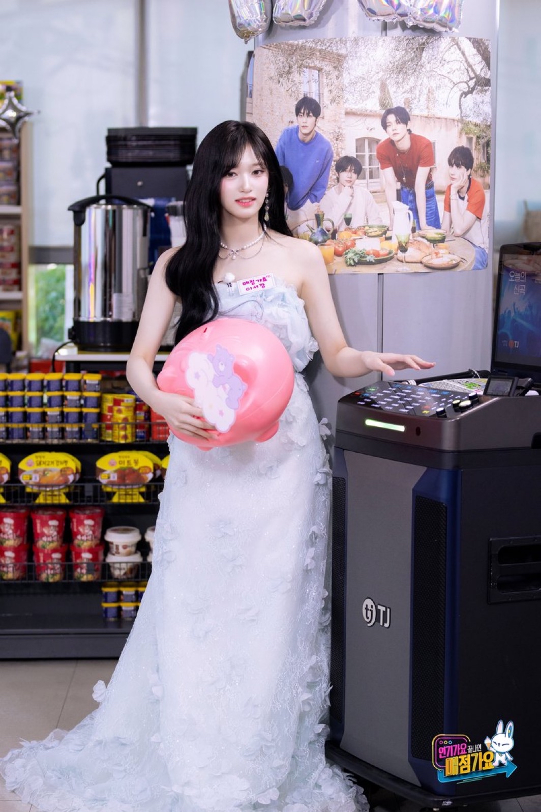 Behind-the-scenes cut of Leeseo (IVE)