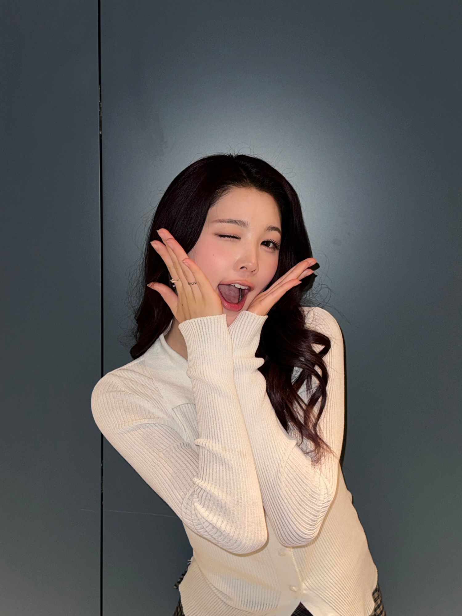 Behind-the-scenes cut of A-na (Hearts2Hearts)