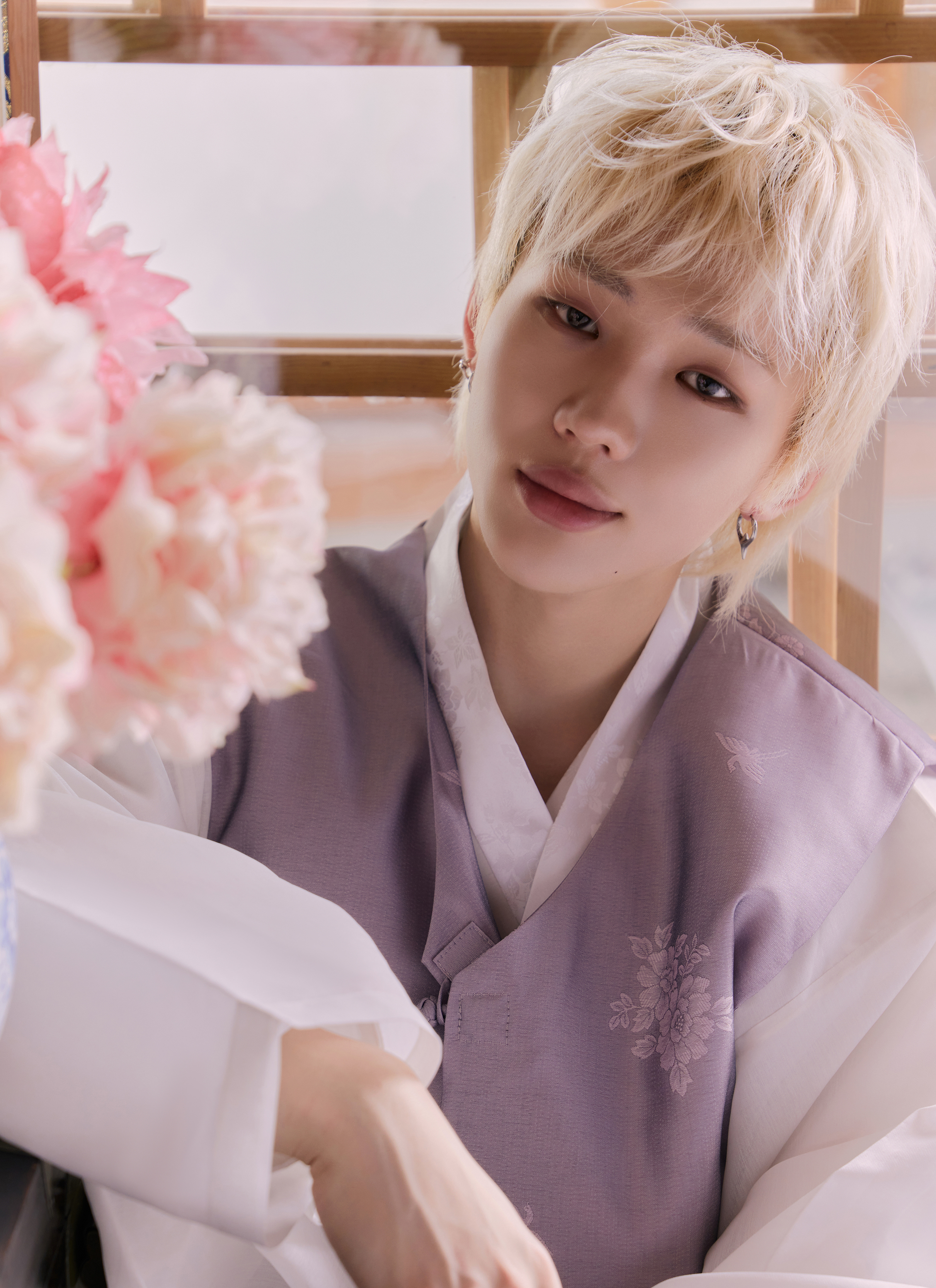 Behind-the-scenes cut of Junhyeok (TNX)