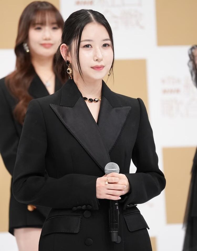 Behind-the-scenes cut of Kasahara Momona (ME:I)