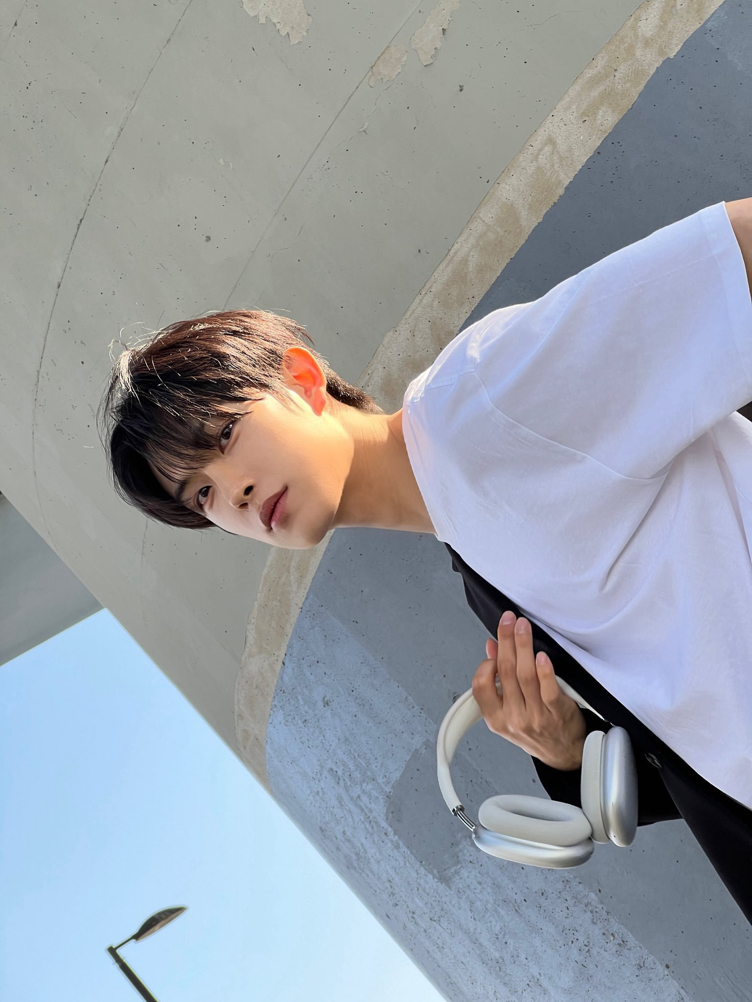 Behind-the-scenes cut of Kim Geonwoo