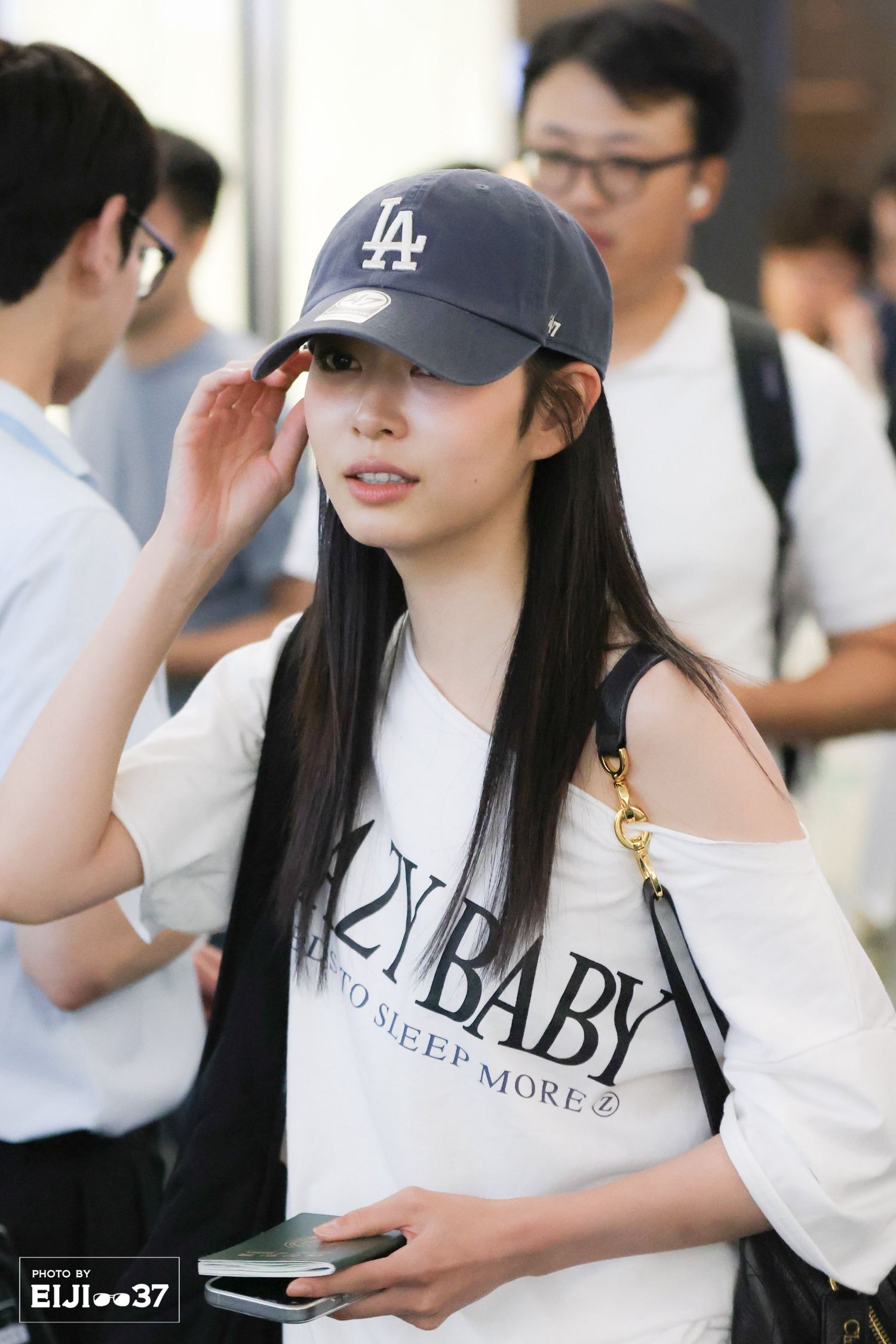 Behind-the-scenes cut of Kim Minju