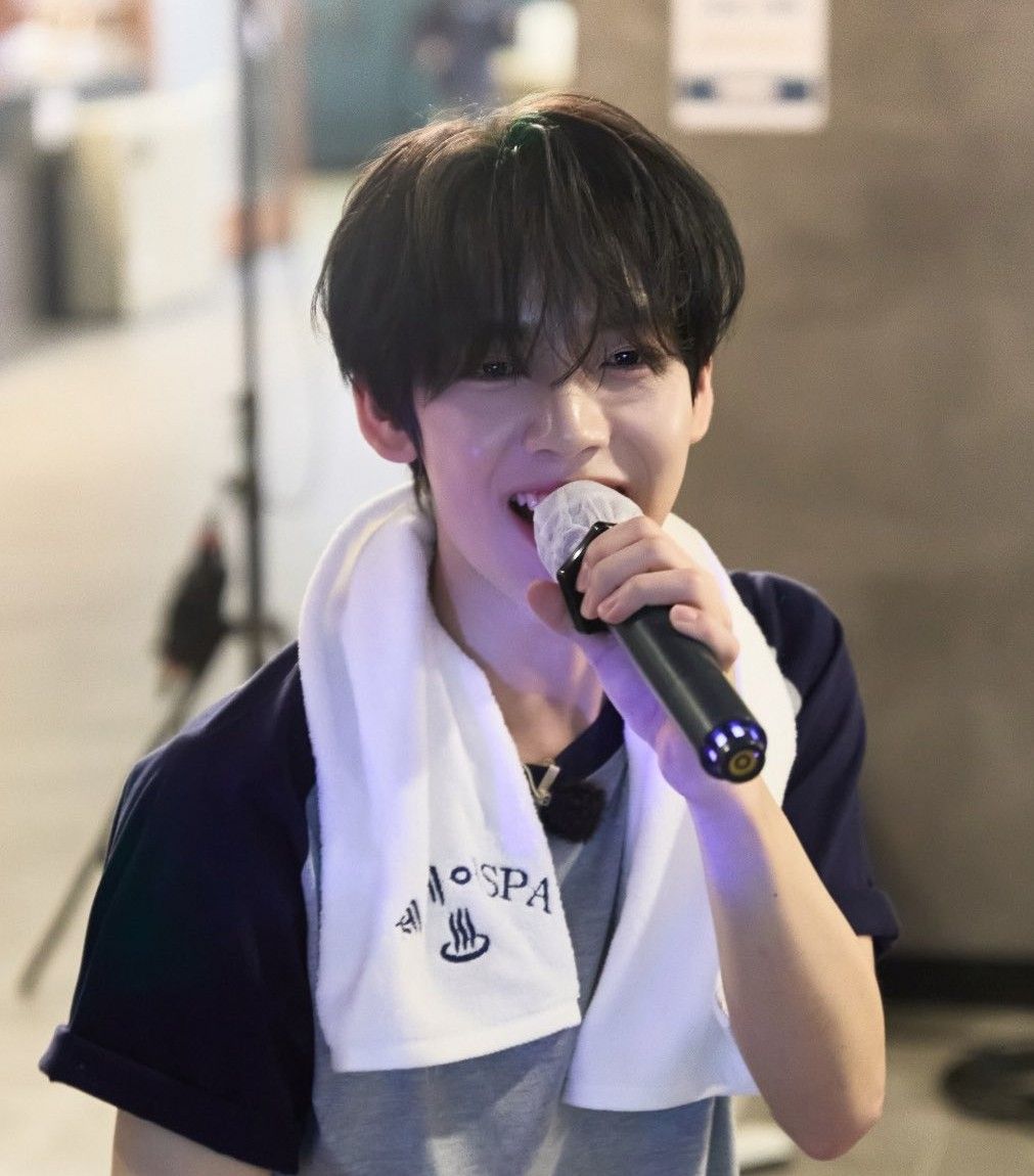 A moment captured by Han Yujin (ZEROBASEONE)'s fan