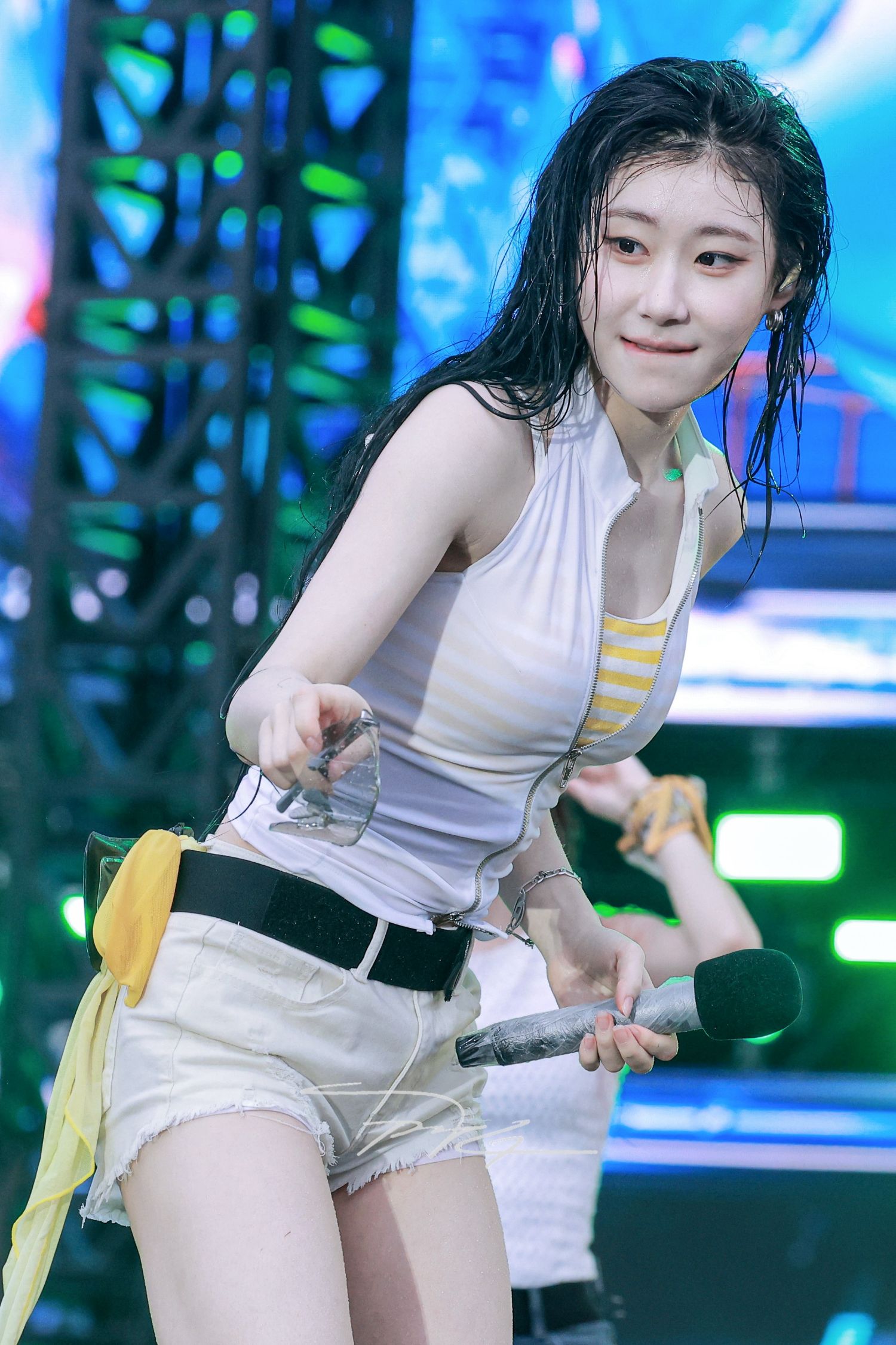 Latest photo of Chaeryeong (ITZY)