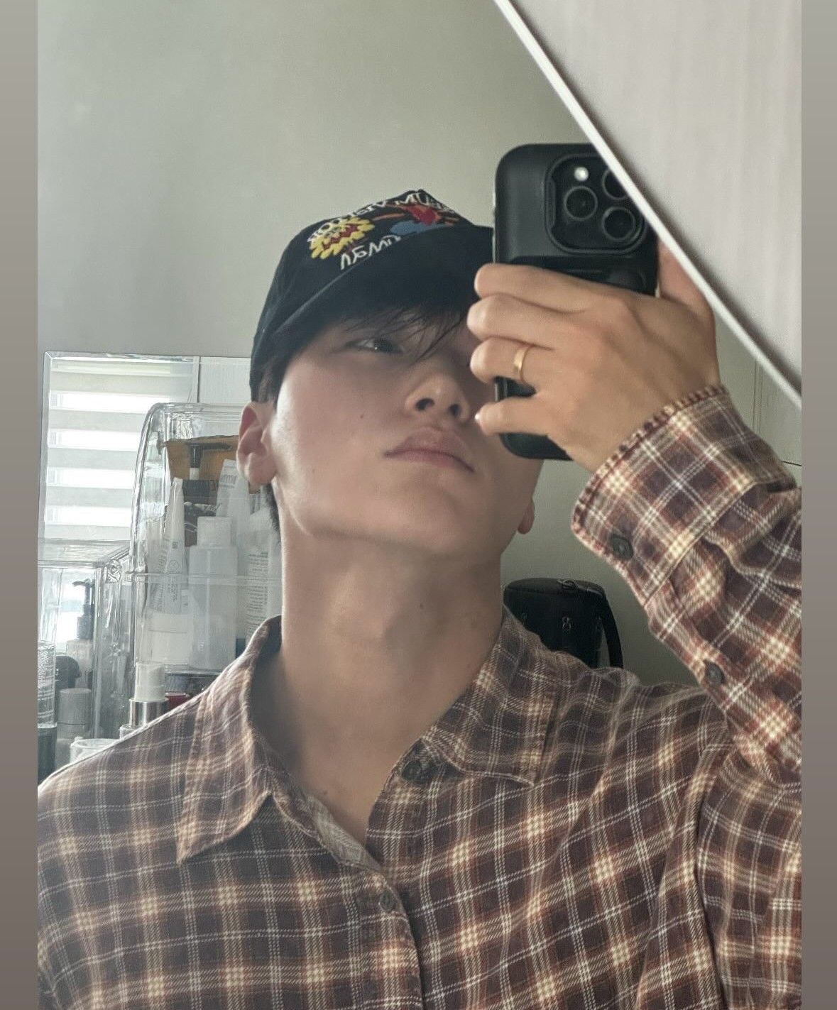 Behind-the-scenes cut of San (ATEEZ)