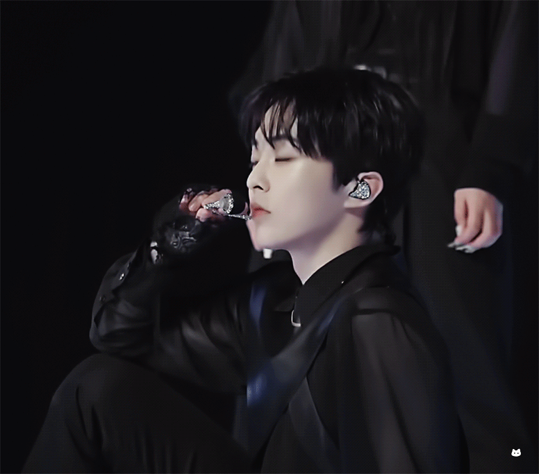 A moment captured by Xiumin (EXO)'s fan