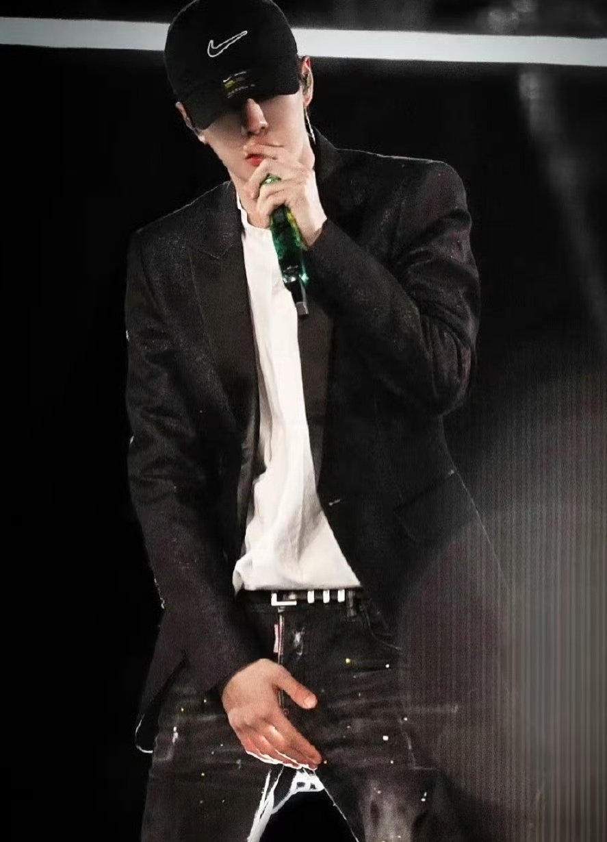 王一博粉丝拍下的瞬间