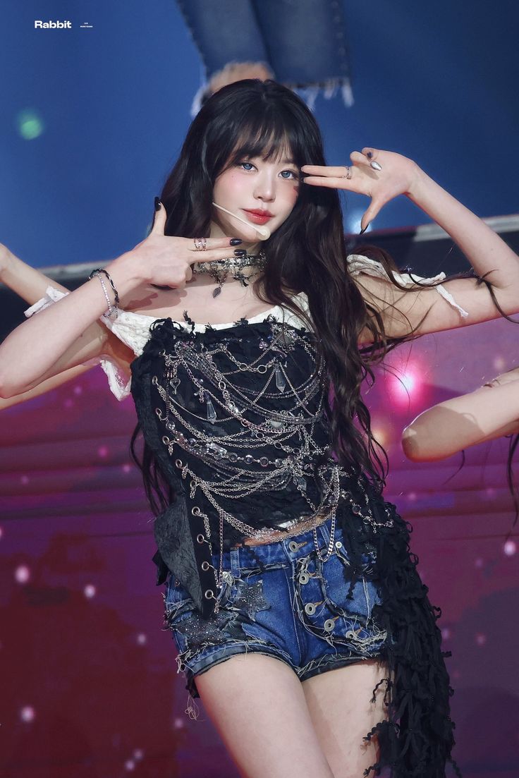 Foto aktivitas terbaru Jang Wonyoung (IVE)