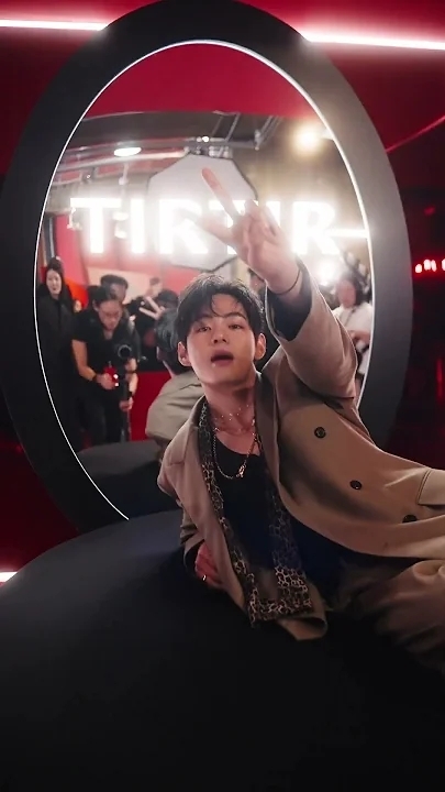 Behind-the-scenes cut of V (BTS)