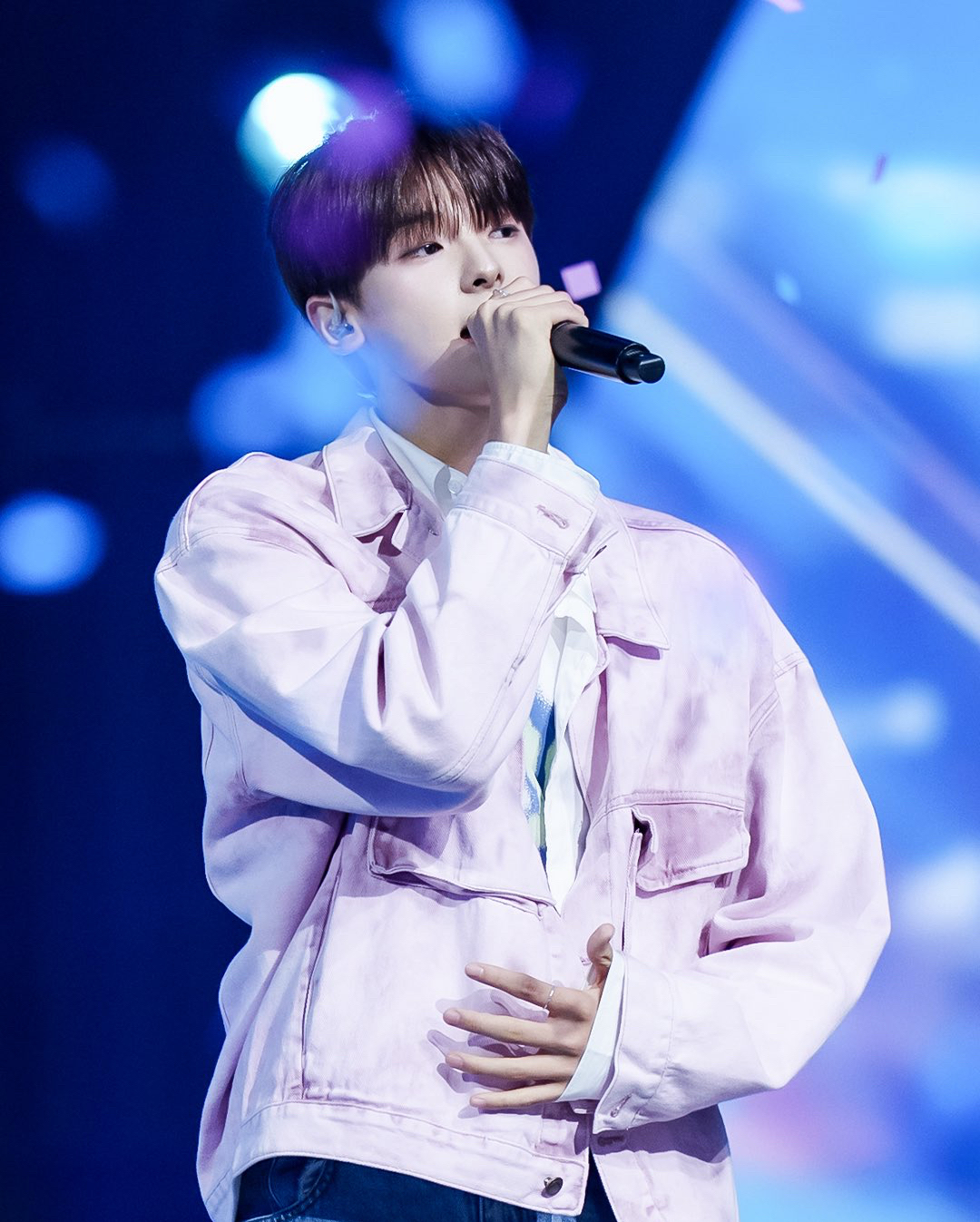 A moment captured by Kang Woojin's fan