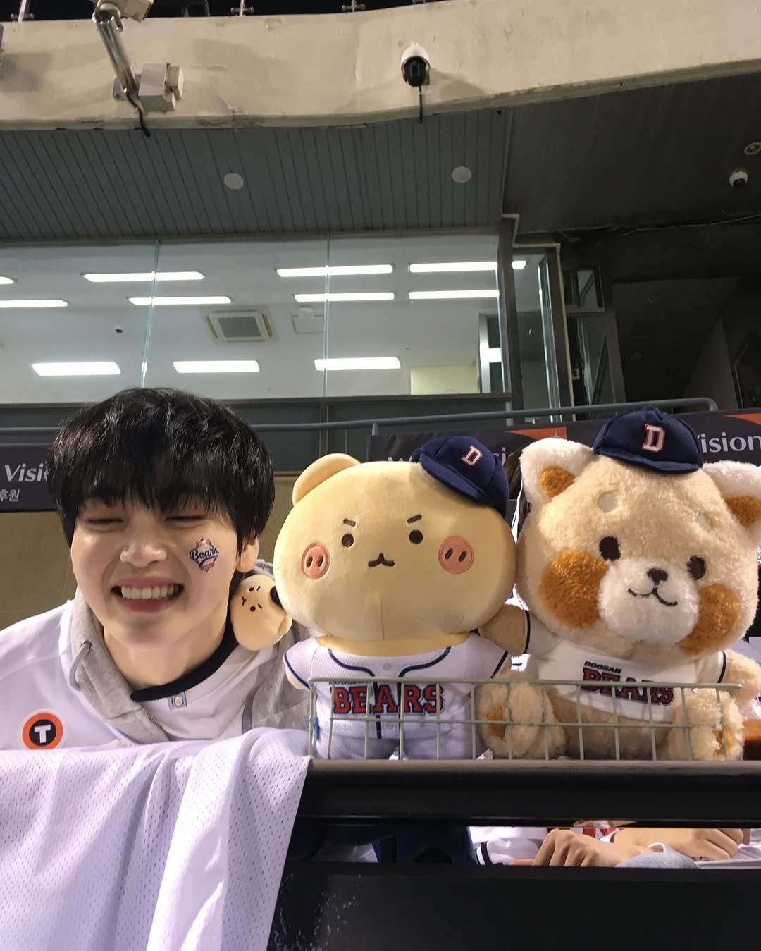 Behind-the-scenes cut of Hyeongjun (CRAVITY)