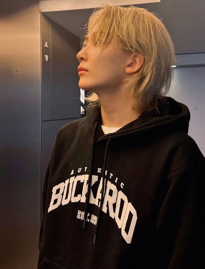 A moment captured by Jeonghan (SEVENTEEN)'s fan