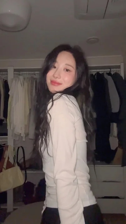 Behind-the-scenes cut of Lee Chaeyeon