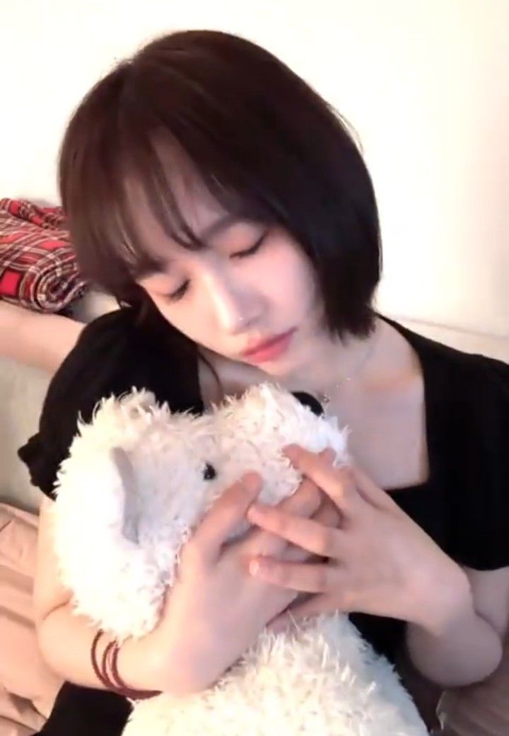 Behind-the-scenes cut of Mia (EVERGLOW)