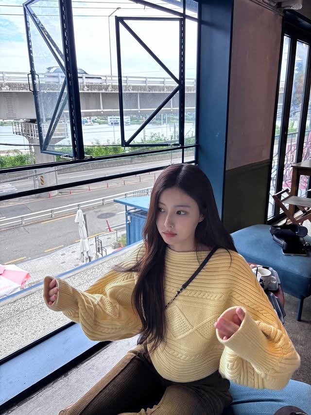 A moment captured by Kang Hyewon's fan