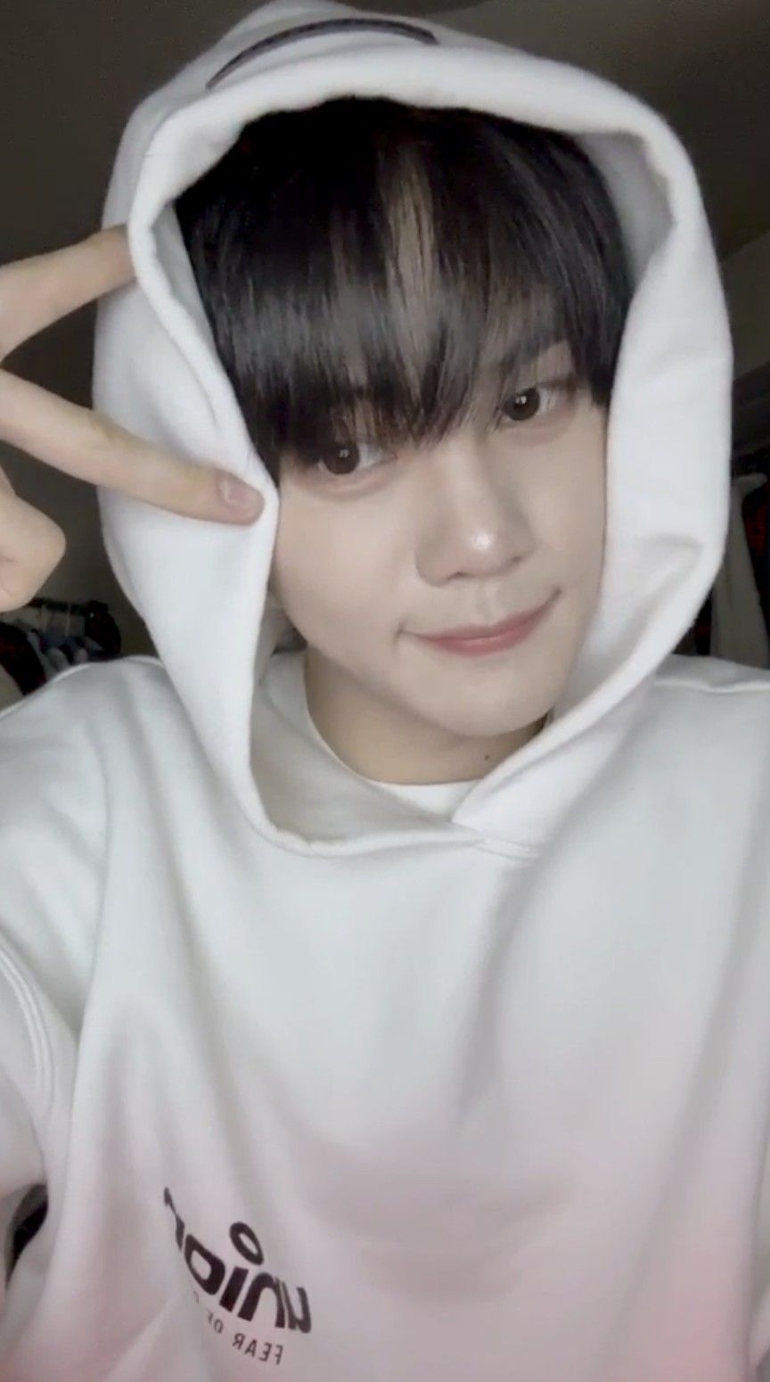 Latest photo of Kim Gyuvin (ZEROBASEONE)