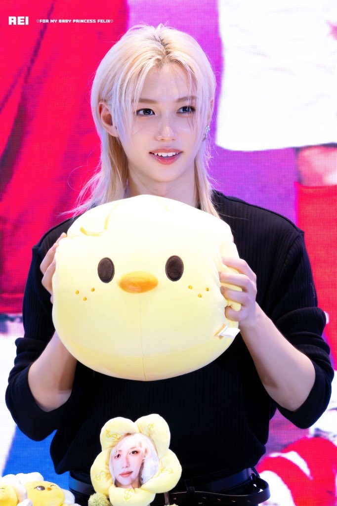 Latest photo of Felix (Stray Kids)