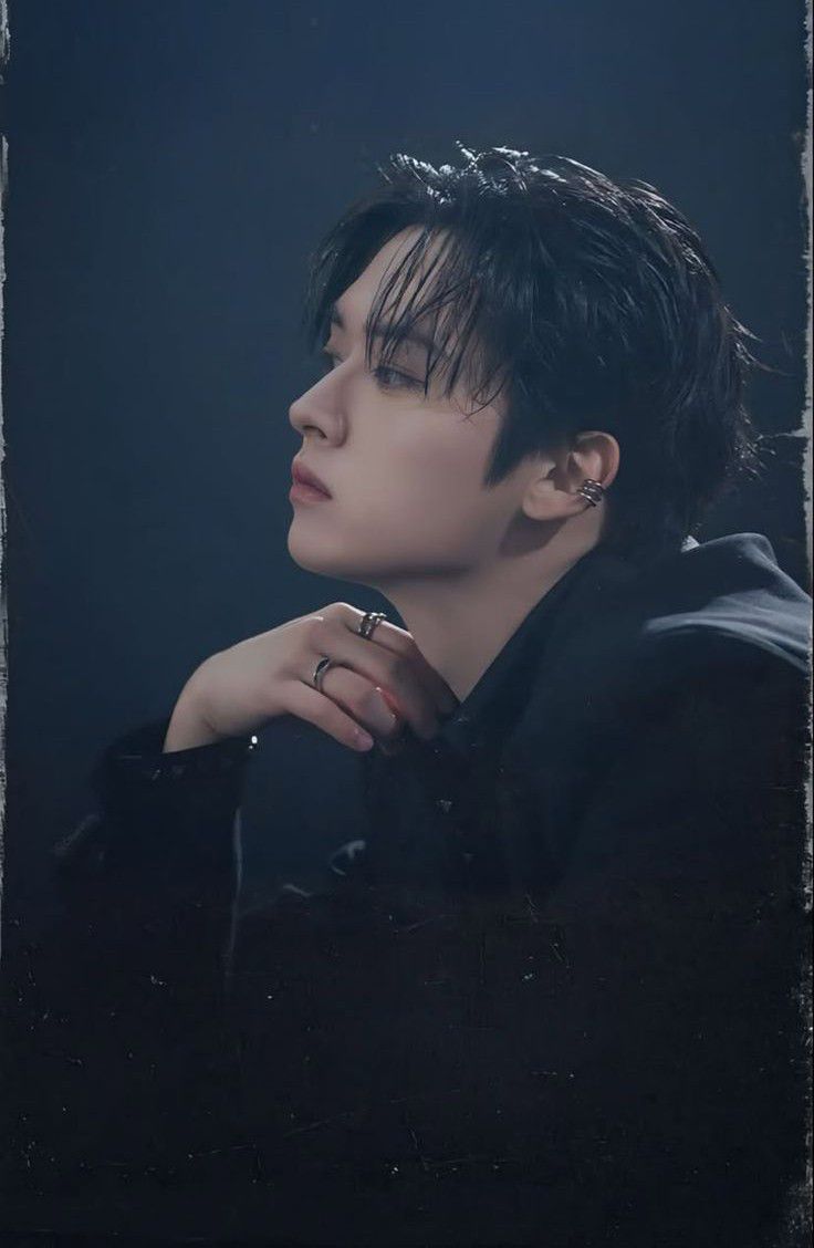 Behind-the-scenes cut of Lee Know (Stray Kids)