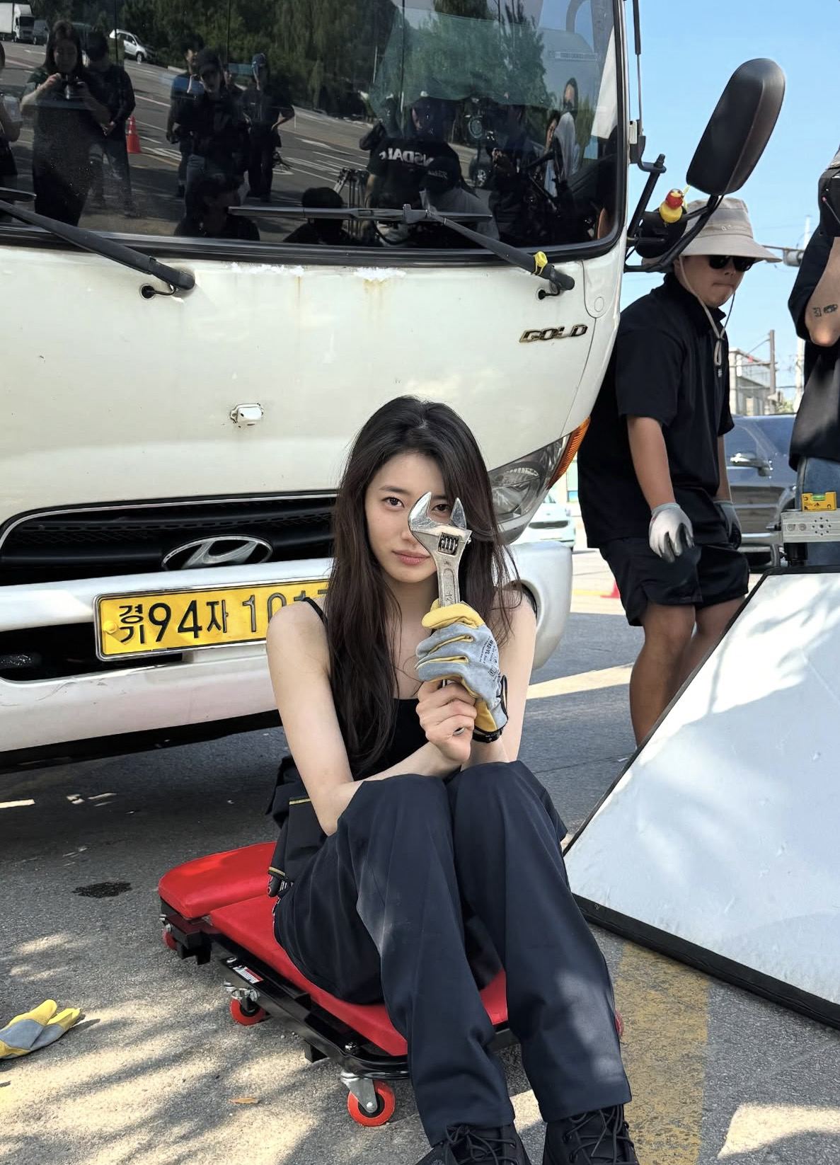 Behind-the-scenes cut of Suzy
