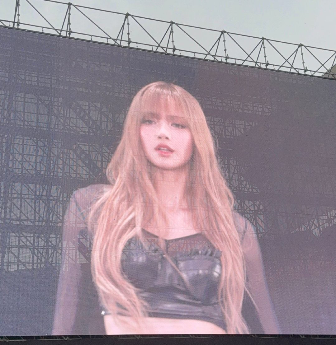 A moment captured by Lisa (BLACKPINK)'s fan