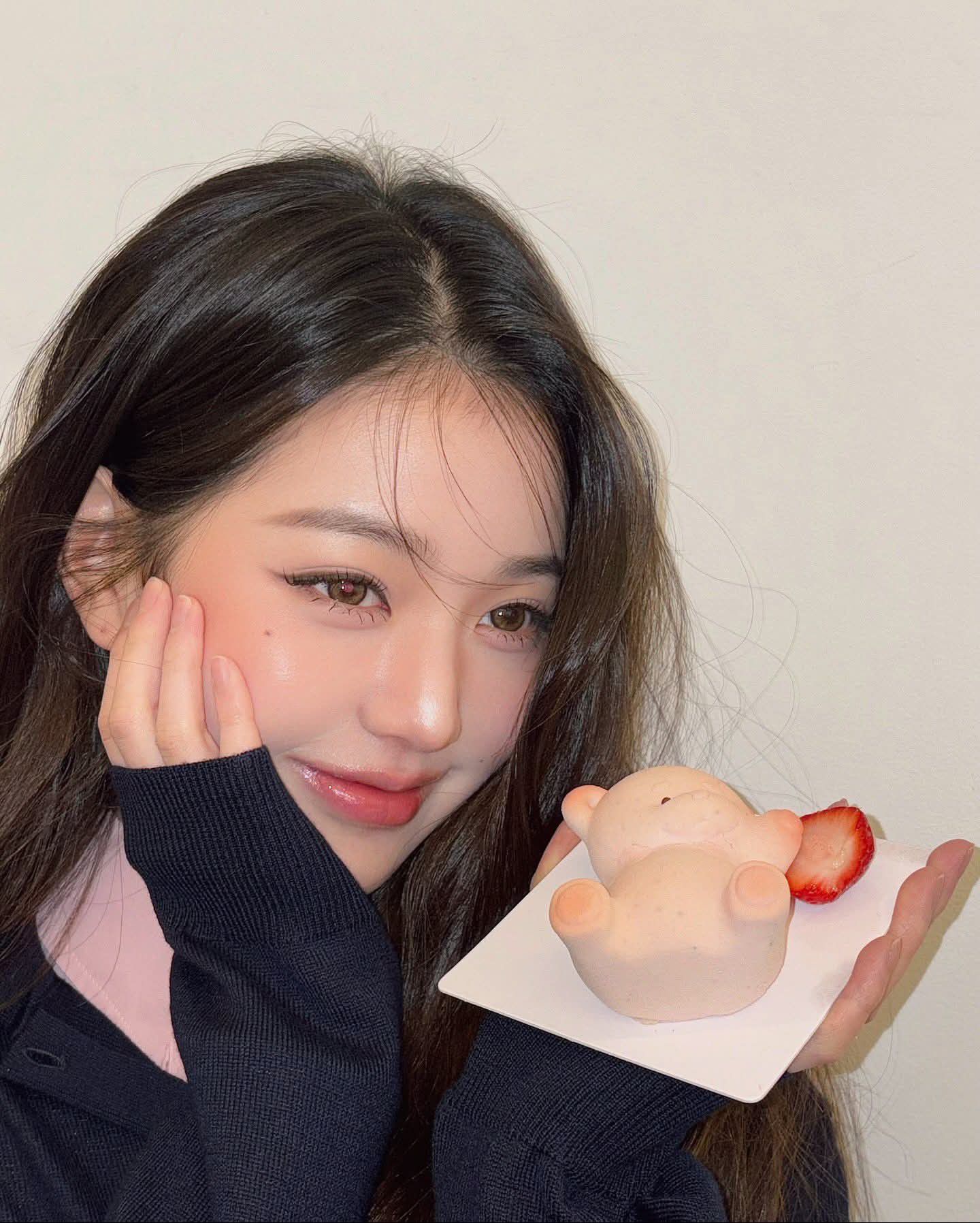 Recent activity shot of Jang Wonyoung (IVE)