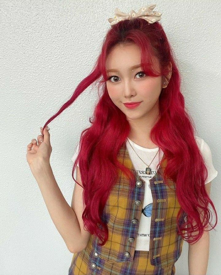 Recent activity shot of Jane (MOMOLAND)