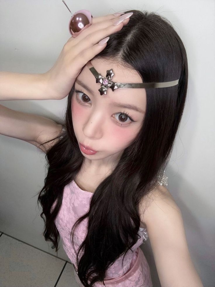 Behind-the-scenes cut of Moka (ILLIT)