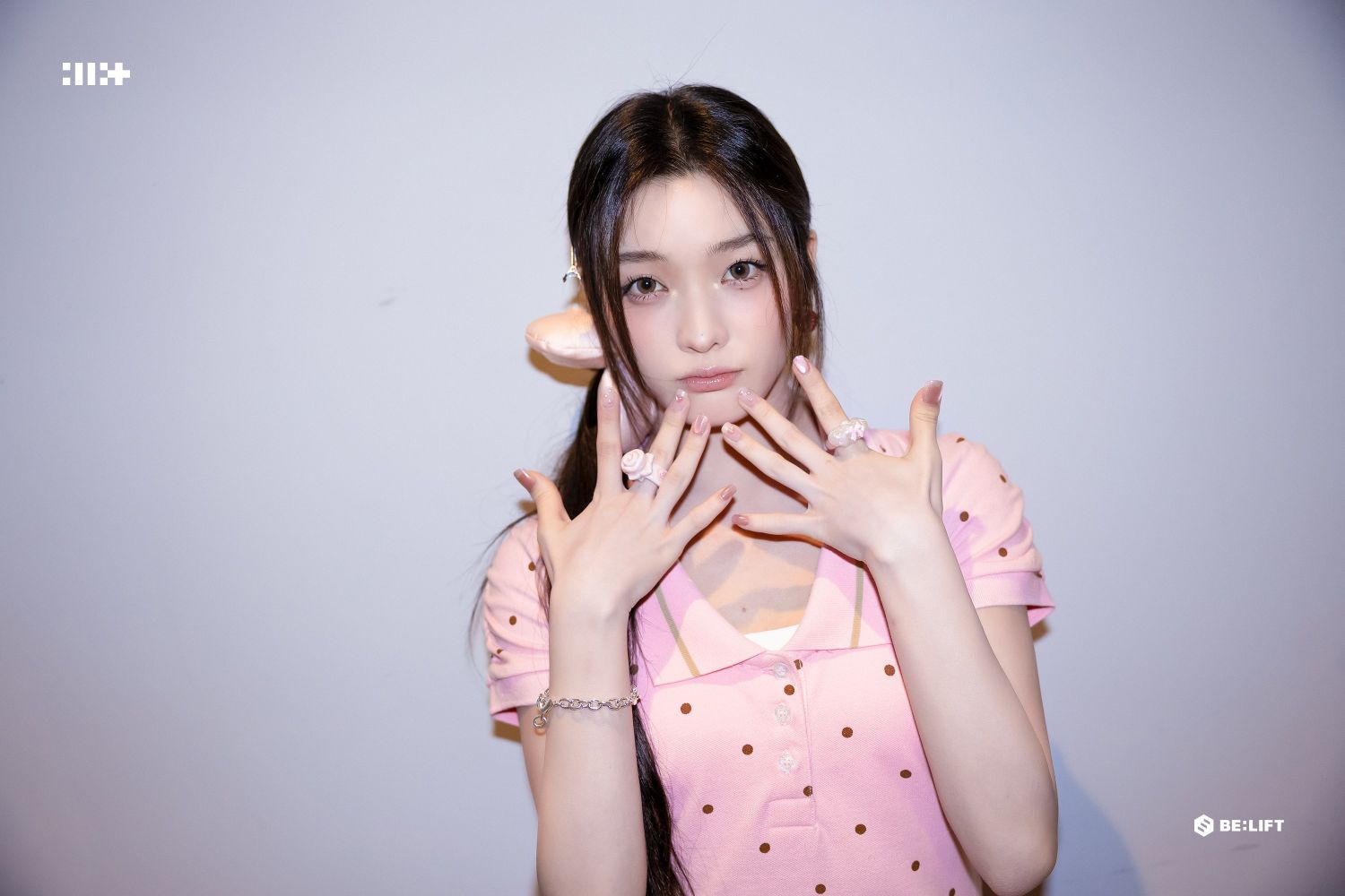 イロハ (ILLIT)の舞台裏ショット