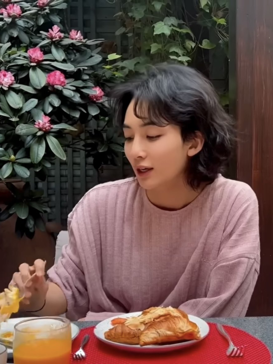 Recent activity shot of Jeonghan (SEVENTEEN)