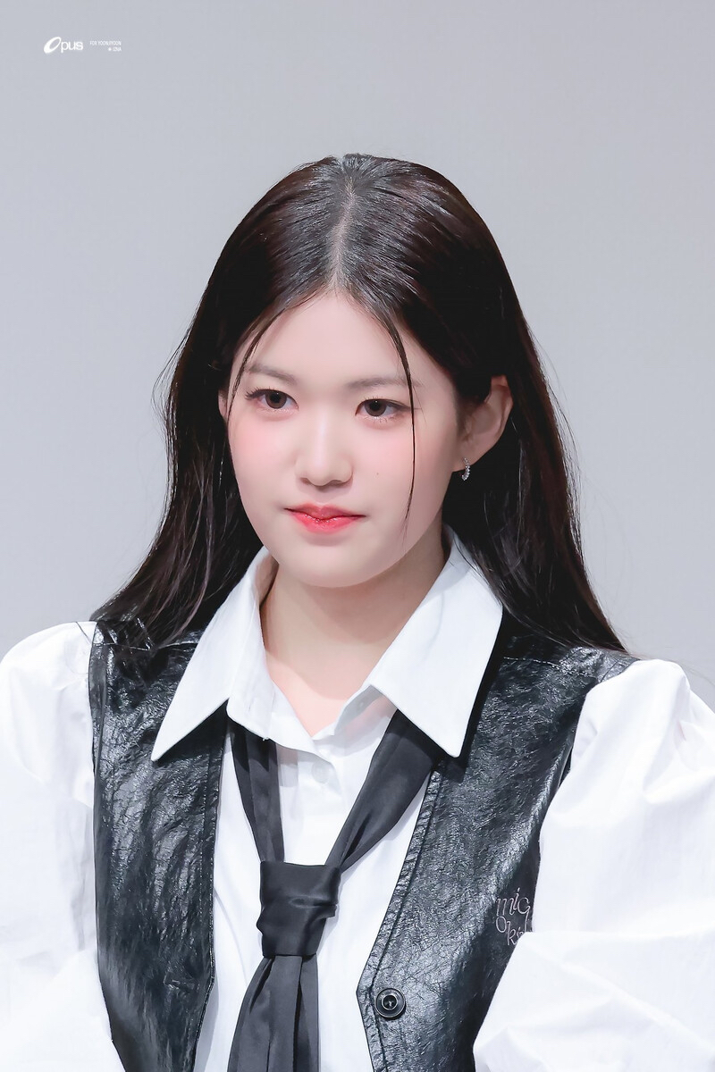 Behind-the-scenes cut of Yoon Jiyoon
