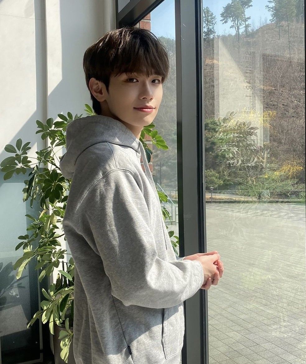 Latest photo of Kim Taerae (ZEROBASEONE)