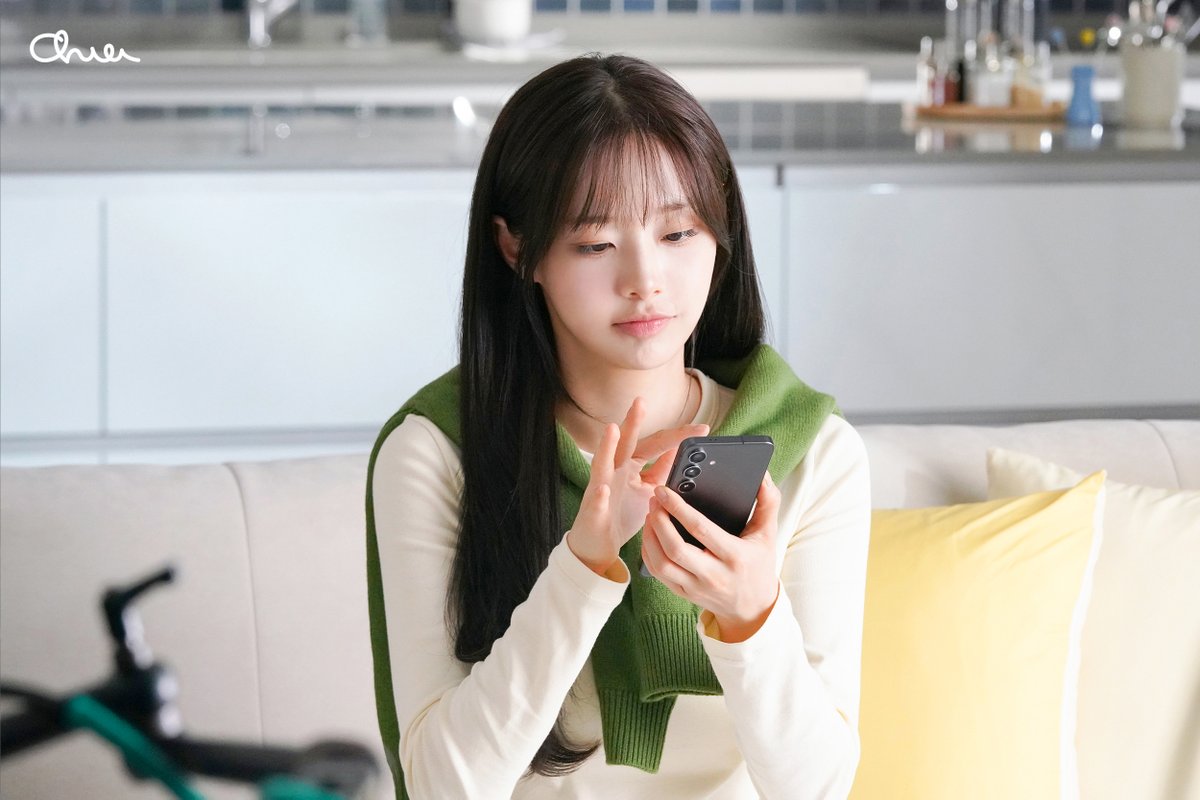 Behind-the-scenes cut of Chuu