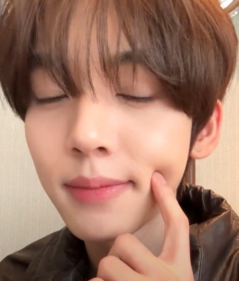 Foto terbaru Han Yujin (ZEROBASEONE)