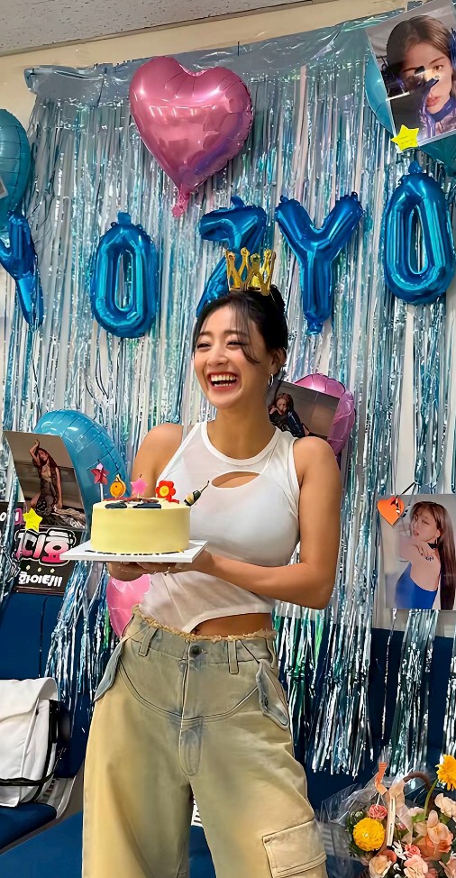 Latest photo of Jihyo (TWICE)