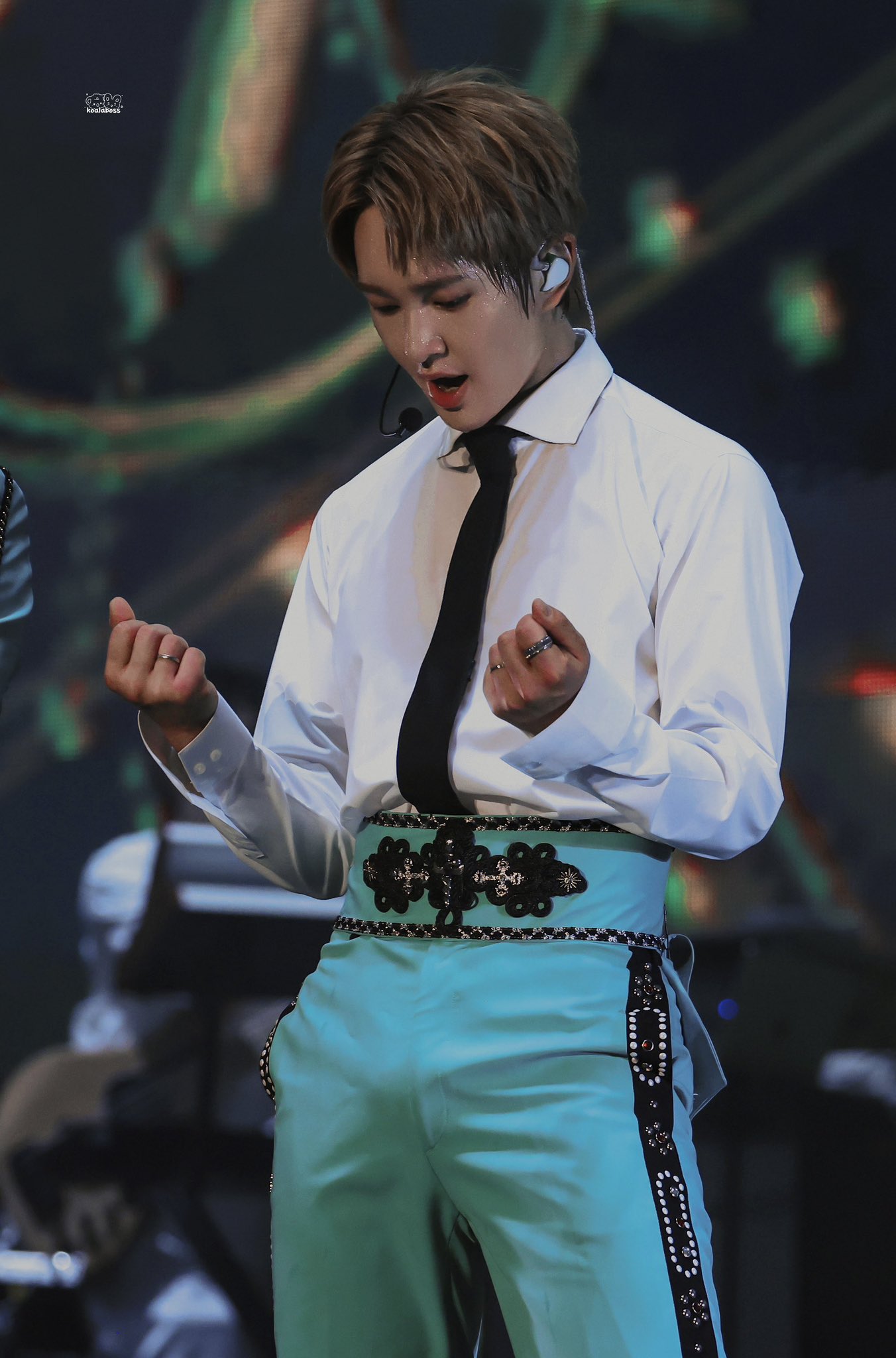 A moment captured by Onew (SHINee)'s fan