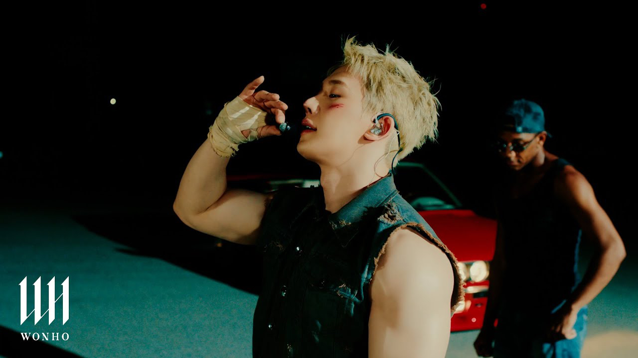A moment captured by Wonho's fan