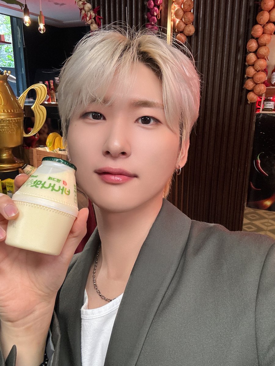 A moment captured by CRAVITY's fan